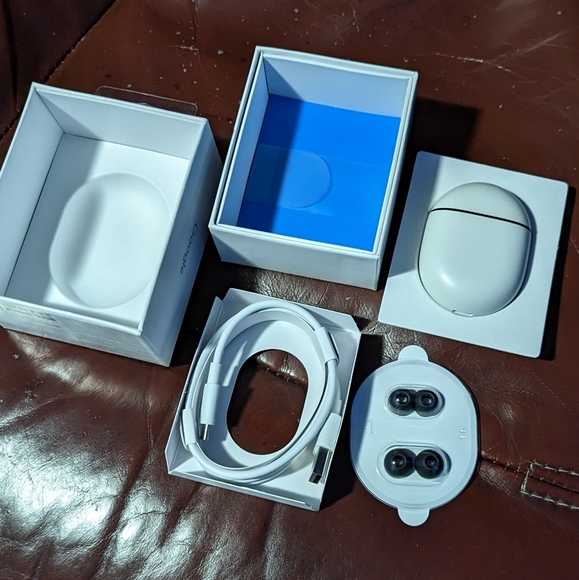 Google Pixel Buds Gen 2, Clearly White - Picture 2 of 4